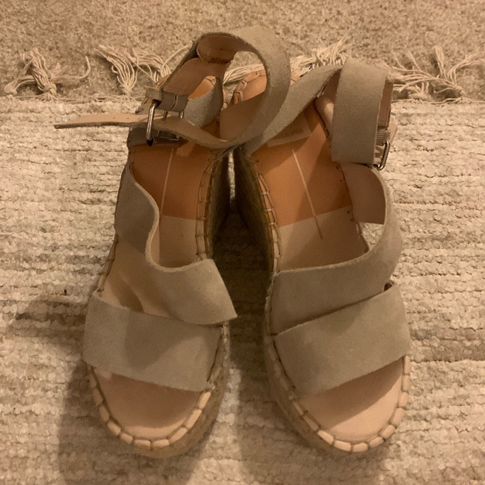 EUC 💜Dolce Vita nude suede wedges